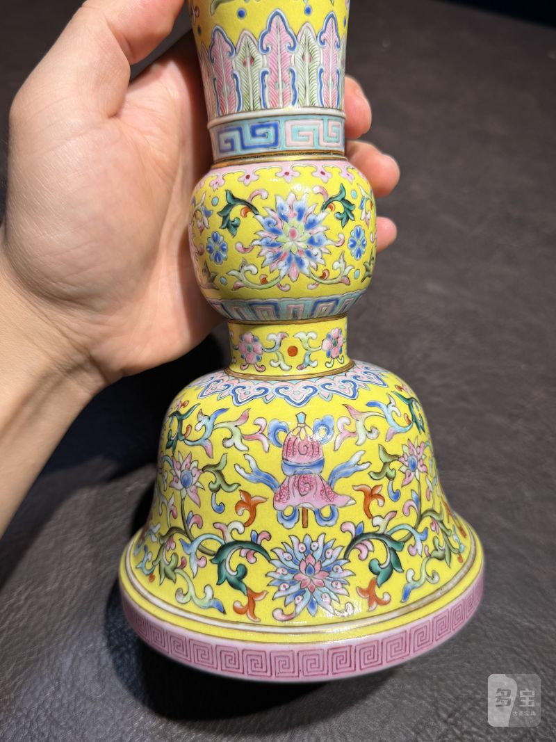 清乾隆 黄地洋彩缠枝莲托八宝纹花觚 - 图18